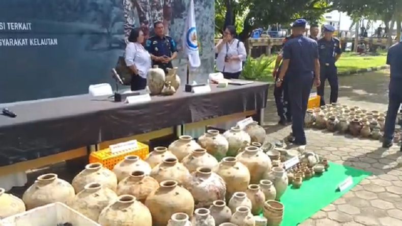 PSDKP Kementerian Kelautan dan Perikanan, menggelar konferensi pers hasil penangkapan pencurian harta karun di peraian Kalbar. (Foto: Uun Yuniar).