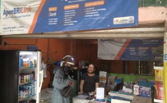 Nasabah melakukan transaksi di agen BRILink Ragajaya, Bogor. (Foto: iNews.id)