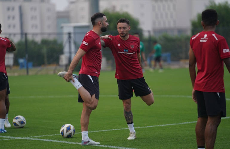 Dua pemain naturalisasi Timnas Indonesia, Jordi Amat dan Marc Klok sudah bergabung dalam latihan perdana Tim Garuda di irak, Senin (12/11/2023). (Foto: PSSI)