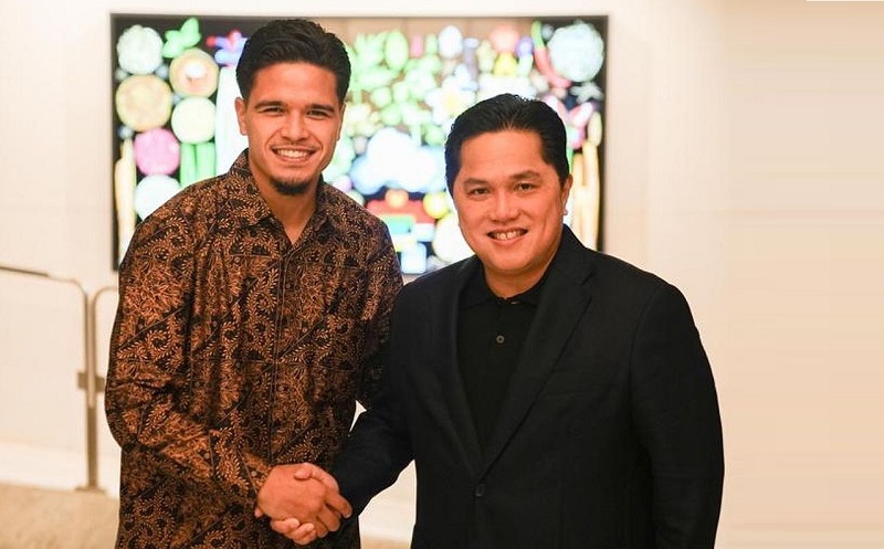 Calon pemain naturalisasi Timnas Indonesia, Ragnar Oratmangoen (kiri) berjabat tangan dengan Ketua Umum PSSI Erick Thohir di Jakarta, Kamis (16/11/2023). (Foto: Instagram @oratmangoen)