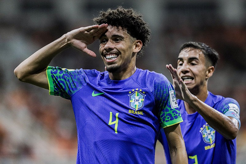 Kick off pertandingan Timnas Brasil kontra Argentina terpaksa harus ditunda. Hal itu disebabkan terjadi kerusuhan di tribun penonton. (foto: REUTERS)