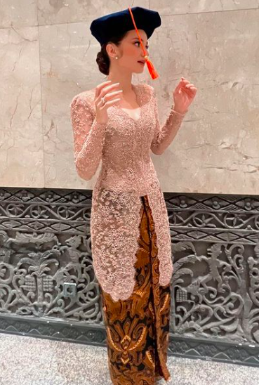 Enzy Storia bagikan potretnya merayakan wisuda usai lulus S1. (Foto: instagram)