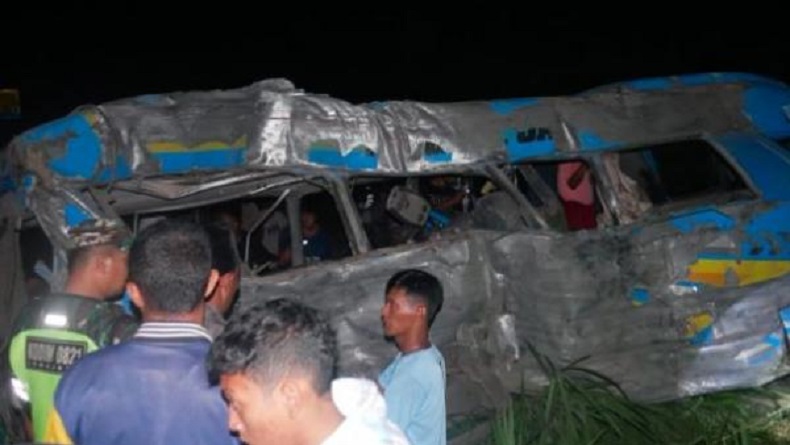 Kondisi mobil elf usai ditabrak KA Probowangi (foto: iNews/Yayan Nugroho)