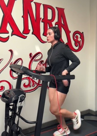 Potret Nora Alexandra. 