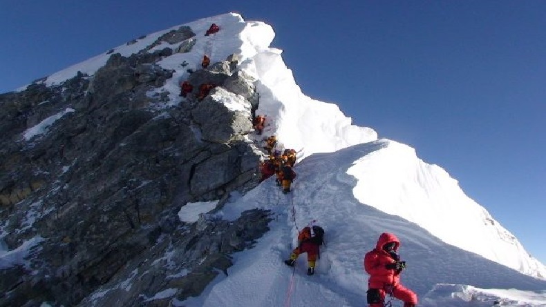 Puncak Carstensz di Gunung Jaya Wijaya, Papua, diselimuti salju abadi. (FOTO: ISTIMEWA)