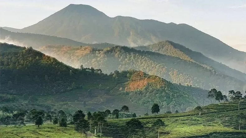 Gugusan pegunungan di kawasan Puncak Bogor-Cianjur. (FOTO: ISTIMEWA)