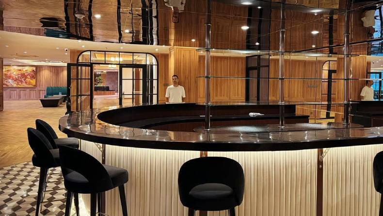 Ada bar di dalam gedung