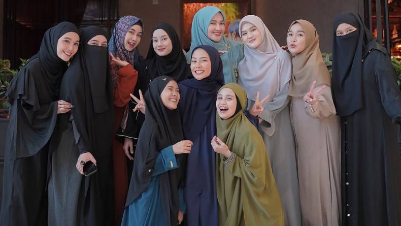 Berpose setelah arisan(Foto: @ariskasura)