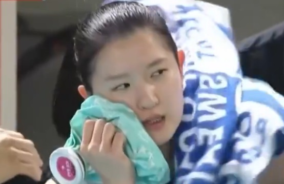 Pevoli Suwon Hyundai E&C Hillstate Lee Da-hyeon harus mengompres pipinya usai terkena smes Megawati Hangestri. (Foto: SpoTV)