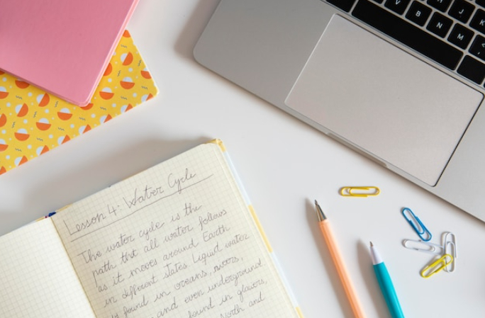 Cara menulis aesthetic. (Foto: Ilustrasi/Freepik)