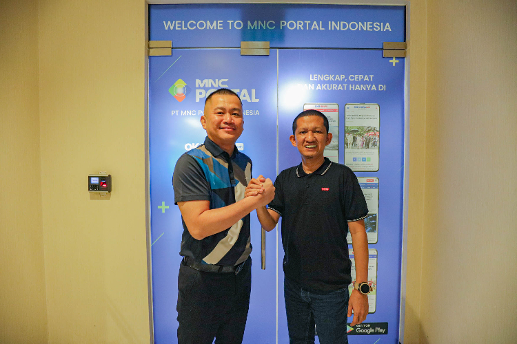 Coach Endy Wisuda bersama Direktur Sales dan Marketing Esmal Diansyah usai berkunjung ke iNews Tower, Jakarta pada Rabu (27/12/2023). (Foto: iNews Media Group/Aldhi Chandra Setiawan)