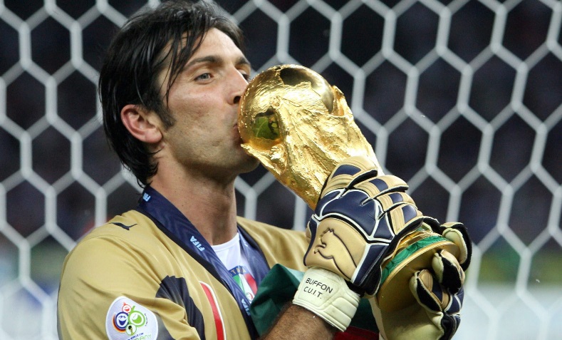 Gianluigi Buffon membawa Timnas Italia juara Piala Dunia 2006. (Foto: ABC News)