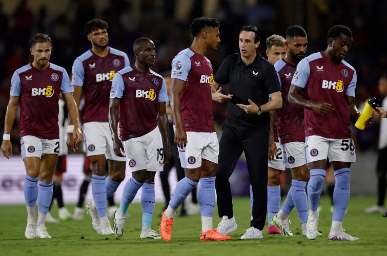 Unai Emery (kaos hitam) mampu mengeluarkan kemampuan terbaik para pemain Aston Villa. (Foto: Premier League)