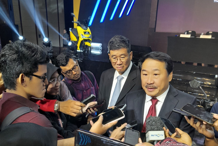 Direktur PT Terang Dunia Internusa Tbk Andrew Mulyadi didampingi Direktur PT Terang Dunia Internusa Tbk Henry Mulyadi saat menjawab pertanyaan wartawan usai acara Public Expose 2024. (Foto: dok iNews Media Group/Jack Newa)