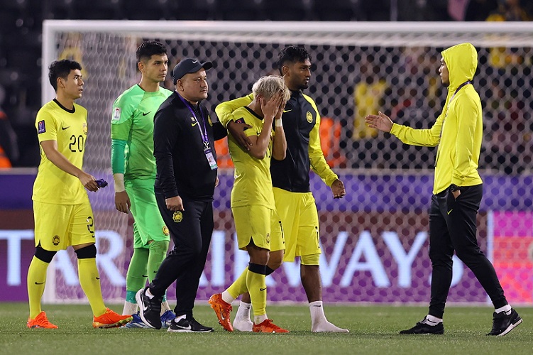 Para pemain Timnas Malaysia kecewa usai kalah 0-1 dari Bahrain pada matchday 2 Piala Asia 2023 di Stadion Jassim bin Hamad, Al Rayyan, Qatar, Sabtu (20/1/2024) malam. (Foto: REUTERS/Ibraheem Al Omari)