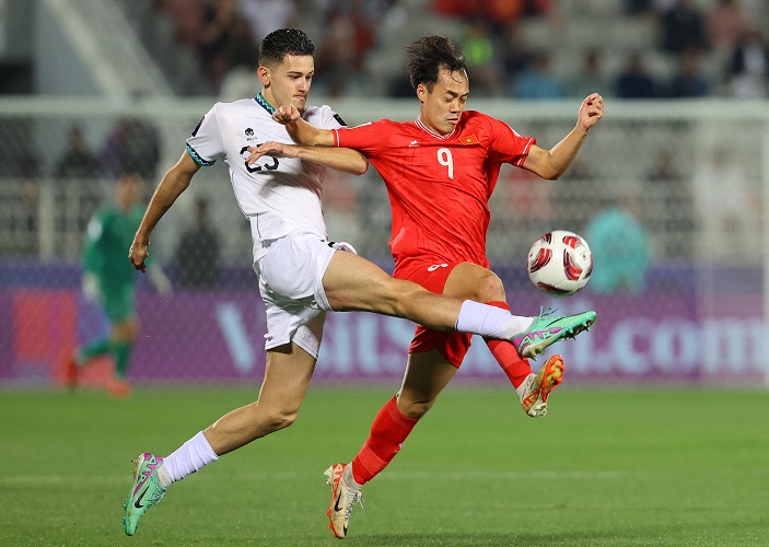 Bek Timnas Indonesia Justin Hubner (kiri) mengawal striker Vietnam Nguyen Van Toan pada matchday 2 Piala Asia 2023 di Stadion Abdullah bin Khalifa, Doha, Qatar, Jumat (19/1/2024). (Foto: REUTERS)