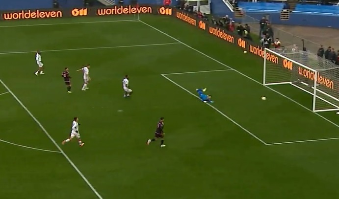 Maarten Paes menepis tembakan Lionel Messi dalam sebuah laga uji coba di Cotton Bowl Stadium, Texas, Amerika Serikat, Selasa (23/1/2024) pagi WIB.  (Foto: MLS)