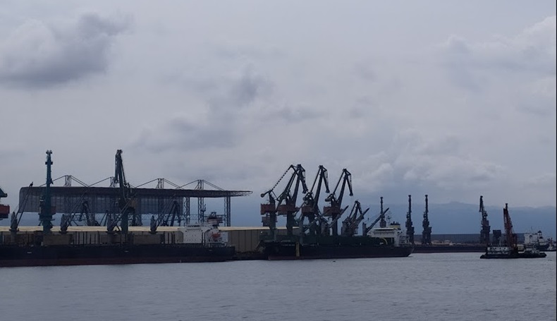 Deretan crane raksasa di jetty (dermaga) PT IMIP untuk memperlancar proses loading dan unloading. (Foto: Zen Teguh Triwibowo/iNews.id)
