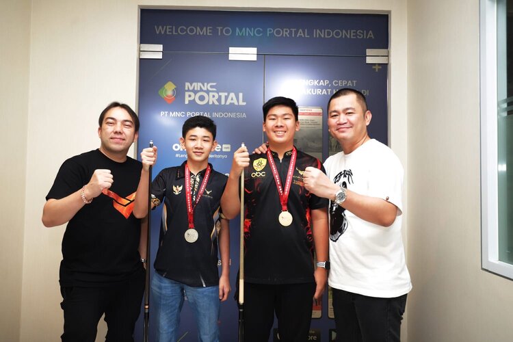 Hendra Kurniawan Carabao, Brian Axel Ferdian, Albert Januarta, didampingi Esmal Diansyah Direktur Sales & Marketing iNews Media Group saat berkunjung ke iNews Tower, Jumat (26/1/2024). (Foto: iNews Media Group/Arif Julianto)