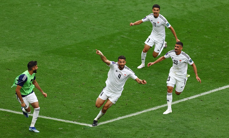 Striker Irak Aymen Hussein kartu merah gegara selebrasi makan saat melawan Yordania (Foto: REUTERS)