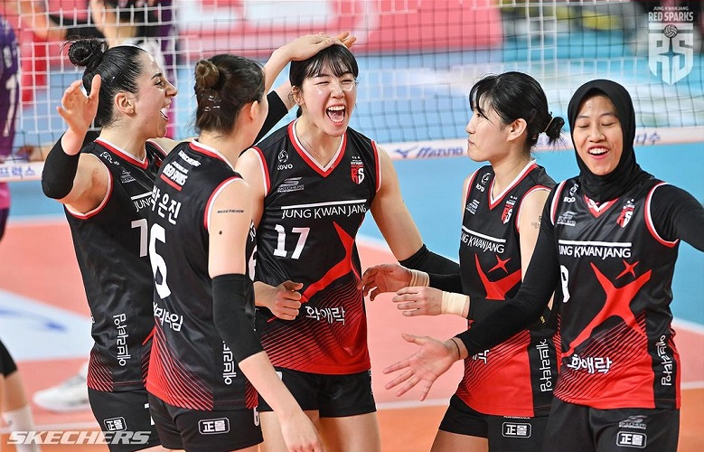 Megawati Hangestri (kanan) bersama rekan-rekannya merayakan kemenangan Red Sparks vs Pink Spiders  pada Liga Voli Korea Selatan 2023-2024 di Chungmu Gymnasium, Daejeon, Sabtu (24/2/2024) sore WIB. (Foto: Instagram @red__sparks)