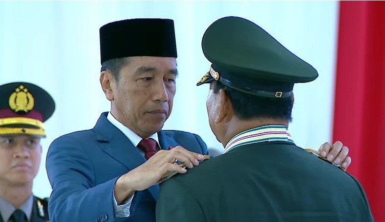 Presiden Jokowi menyematkan gelar Jenderal Kehormatan kepada Prabowo Subianto (Foto: Ist)
