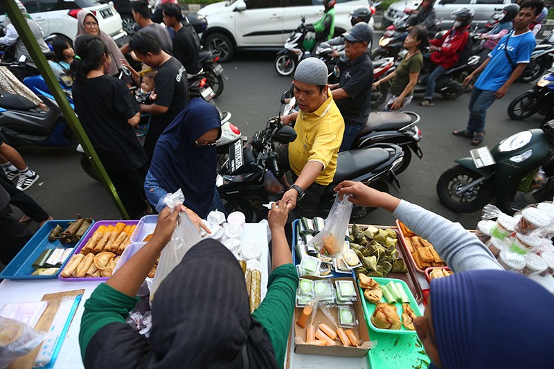 Pedagang Takjil Diserbu Warga di Jalan Panjang Jakbar