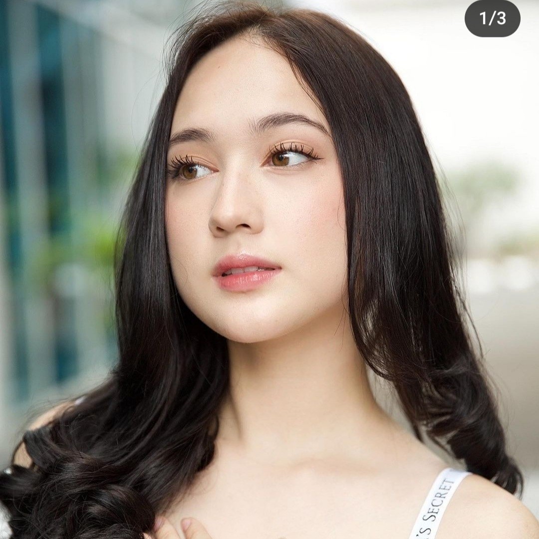 Artis cantik berpenampilan dewasa