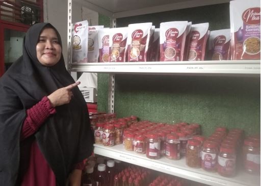 Pengusaha bawang goreng Mbrebes Mili, Dini menunjukkan produk usahanya. (Foto: iNews.id/Kastolani)