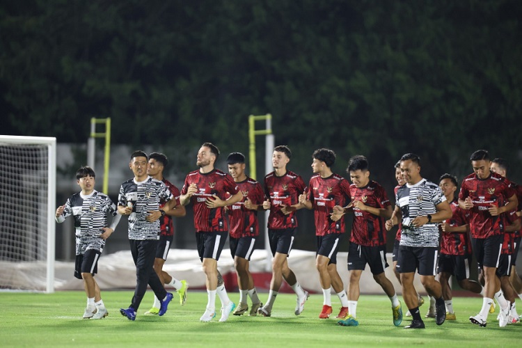 Timnas Indonesia melakoni pemusatan latihan hari pertama di Stadion Madya Gelora Bung Karno, Jakarta, Senin (18/3/2024) malam.  (Foto: PSSI)