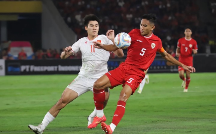 Serangan Timnas Indonesia masih kurang gereget melawan Vietnam pada babak pertama lanjutan Grup F Kualifikasi Piala Dunia 2026  (Foto: The Thao 247)