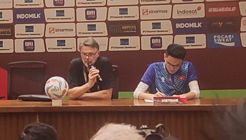 Pelatih Timnas Vietnam Philippe Troussier (kiri) mengakui kehebatan Timnas Indonesia yang menang 1-0 pada matchday 3 putaran kedua Kualifikasi Piala Dunia 2026 zona Asia di SUGBK, Jakarta, Kamis (21/3/2024). (Foto: MPI/Cikal Bintang)