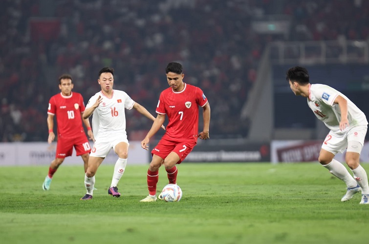 Gelandang Timnas Indonesia, Marselino Ferdinan (7), dihadang dua pemain Vietnam pada matchday 3 putaran kedua Kualifikasi Piala Dunia 2026 zona Asia di SUGBK, Jakarta, Kamis (21/3/2024). (Foto: PSSI)