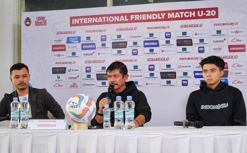 Pelatih Timnas Indonesia U-20 Indra Sjafri (tengah) berbicara pada konfrensi pers usai pertandingan kontra China U-20 di Stadion Madya, Gelora Bung Karno, Jakarta, Senin (25/3/2024) malam. (Foto: MPI/Rio Eristiawan)