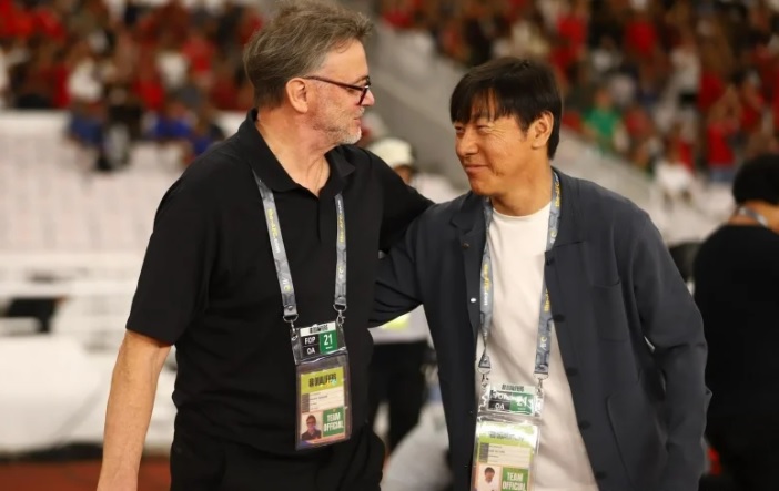 Philippe Troussier akrab dengan Shin Tae-yong usai Timnas Indonesia menjamu Vietnam di Stadion Utama Gelora Bung Karno, Jakarta, Kamis (21/3/2024). (Foto: TheThao247)