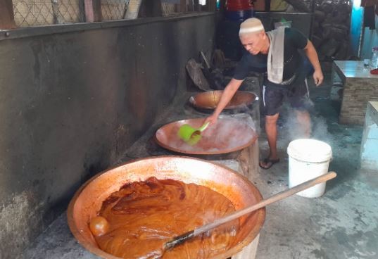 Perajin dodol di Bojonggede bekerja ekstra memenuhi pesanan jelang Lebaran. (Foto: iNews.id/Kastolani) 