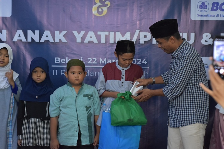 GM Radar Bekasi Andi Ahmadi memberikan santunan kepada anak yatim piatu di Kantor Radar Bekasi, Jumat (22/3/2024). (Foto: dok Radar Bekasi)