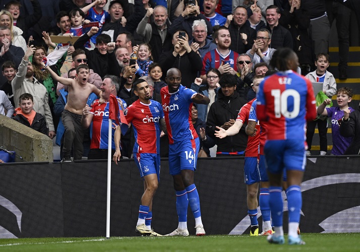 Striker Crystal Palace Jean-Philippe Mateta (14) merayakan golnya ke gawang Manchester City pada Liga Inggris di Selhurst Park, London, Sabtu (6/4/2024) malam WIB. (Foto: REUTERS)