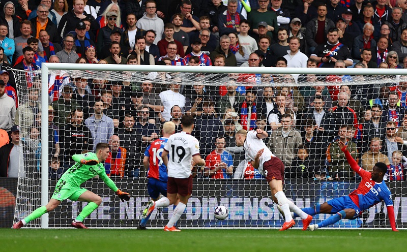 Striker Manchester City Erling Haaland menjebol gawang Crystal Palace pada Liga Inggris 2023-2024 di Selhurst Park, London, Sabtu (6/4/2024) malam WIB. (Foto: REUTERS)