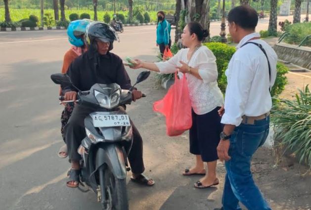 Bagikan 300 Paket Takjil di SLG Kediri, Ini Pesan RPA Perindo Jatim