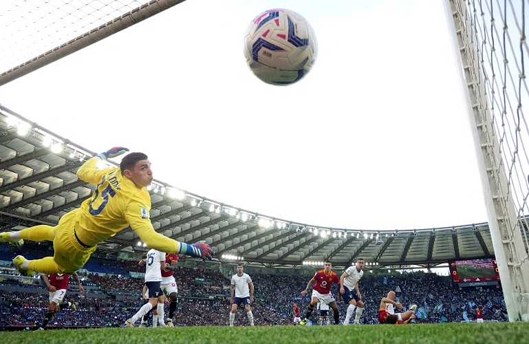 Tandukan bek AS Roma Gianluca Mancini menjebol gawang Lazio pada Liga Italia di Stadio Olimpico, Roma, Minggu (7/4/2024) dini hari WIB. (Foto: REUTERS)