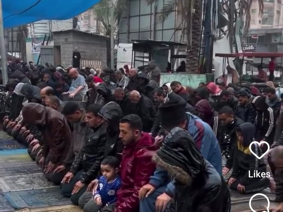 Momen Haru Warga Gaza Sholat Idul Fitri saat Hujan Deras di Reruntuhan Masjid dan Lapangan