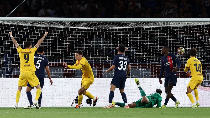 Gol Andreas Christensen membawa Barcelona menang 3-2 atas Paris Saint-Germain pada leg pertama perempat final Liga Champions 2023-2024 di Parc des Princes, Paris, Kamis (11/4/2024) dini hari WIB. (Foto: REUTERS)