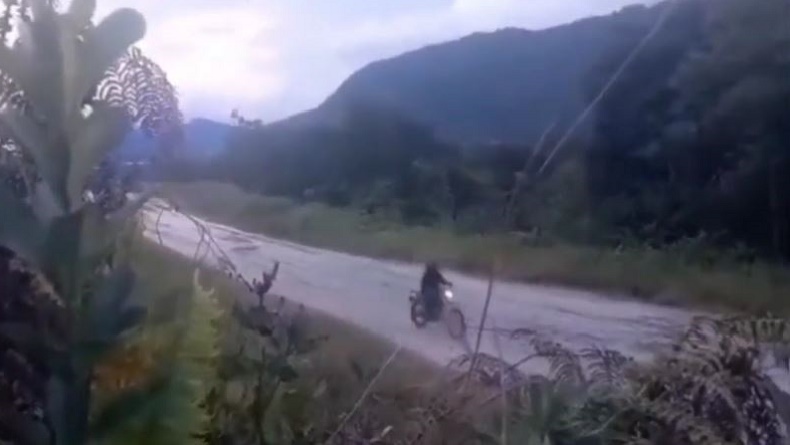 Detik-detik Danramil 1703-04/Aradide, Kabupaten Paniai, Letda Inf Oktovianus Sogalrey ditembak KKB saat mengendarai motor (Foto: istimewa)