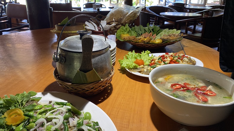 Berbagai menu khas Sunda yang bisa dinikmati di Rumah Makan Gentong. (Foto: iNews/Muhamad Fadli Ramadan)