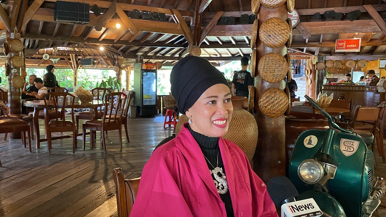Pengelola RM Gentong, Enung Nuryani yang ditemui iNews, Sabtu (13/4/2024). (Foto: iNews/Muhamad Fadli Ramadan)