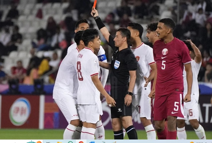 Wasit Nasrullo Kabirov memberi kartu merah kepada gelandang Indonesia Ivar Jenner saat melawan Qatar pada Piala Asia U-23 2024 di Jassim bin Haman Stadium, Senin (15/3/2024) malam. (Foto: PSSI)