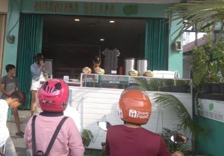 Pelanggan antre membeli es Nusantara Kelapa di Jalan Raya Citaringgul, Babakan madang, Kabuoaten Bogor. (Foto: iNews.id)