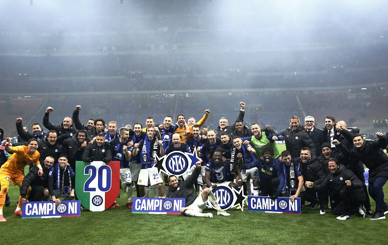 Inter Milan memastikan scudetto Serie A Liga Italia 2023-2024 usai menang 2-1 atas AC Milan pada Derby della Madonnina di San Siro, Milan, Selasa (23/4/2024) dini hari WIB. (Foto: REUTERS)