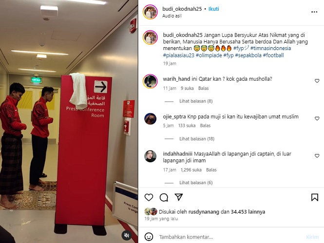 Kapten Timnas Indonesia U-23, Rizky Ridho, mengimami sholat rekannya jelang pertandingan Piala Asia U-23 2024. (Foto: Instagram @budi_okodnah25)